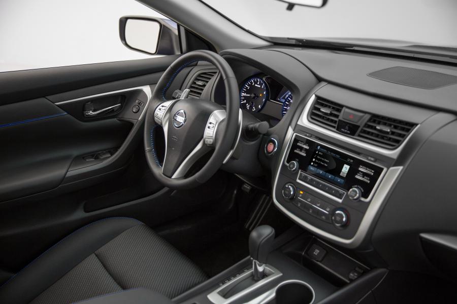 Интерьер Nissan Altima SR 2016 года  (фото 4 из 13)
